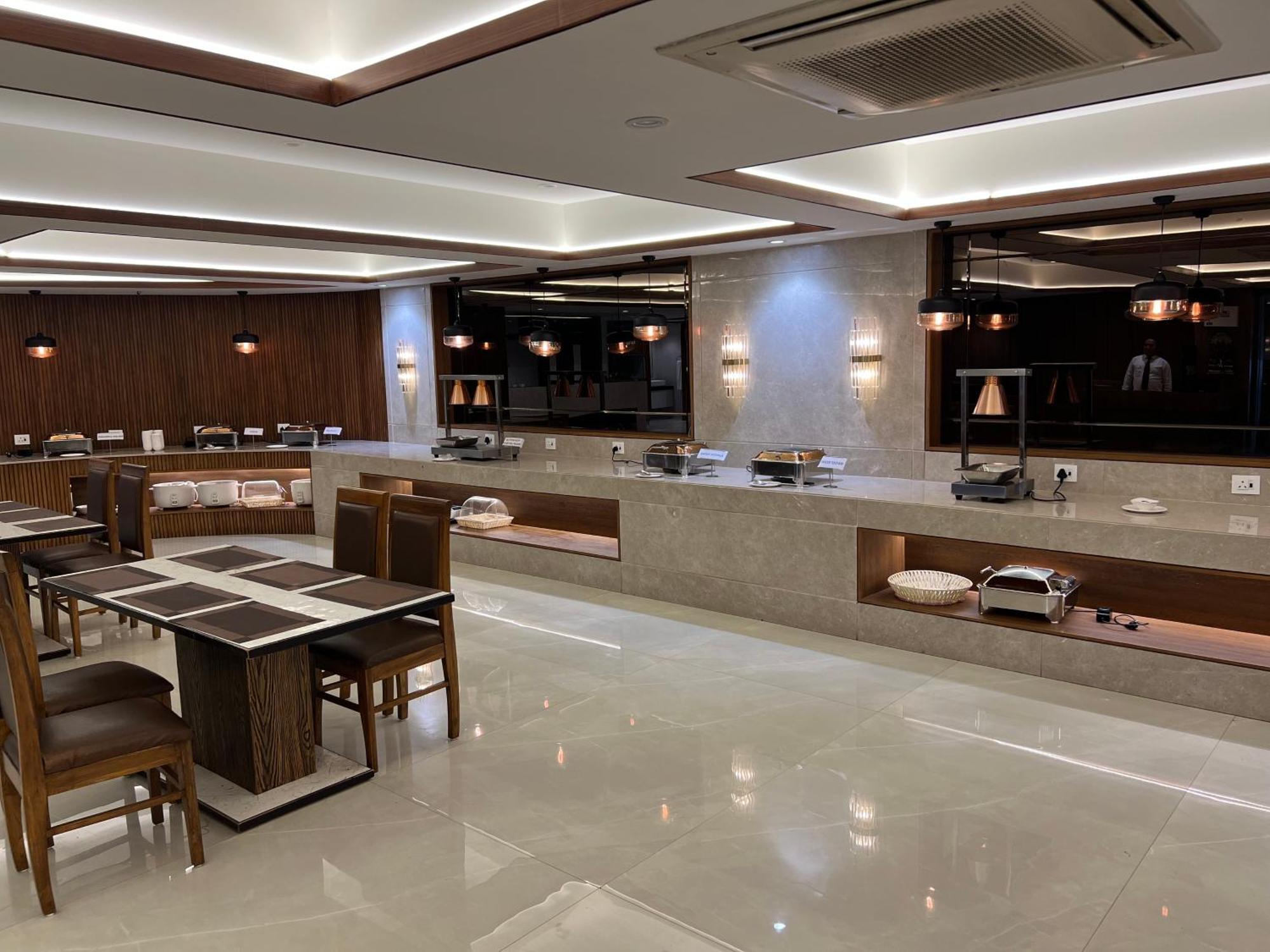 Hotel The Evergrand Palace Rajkot Eksteriør bilde