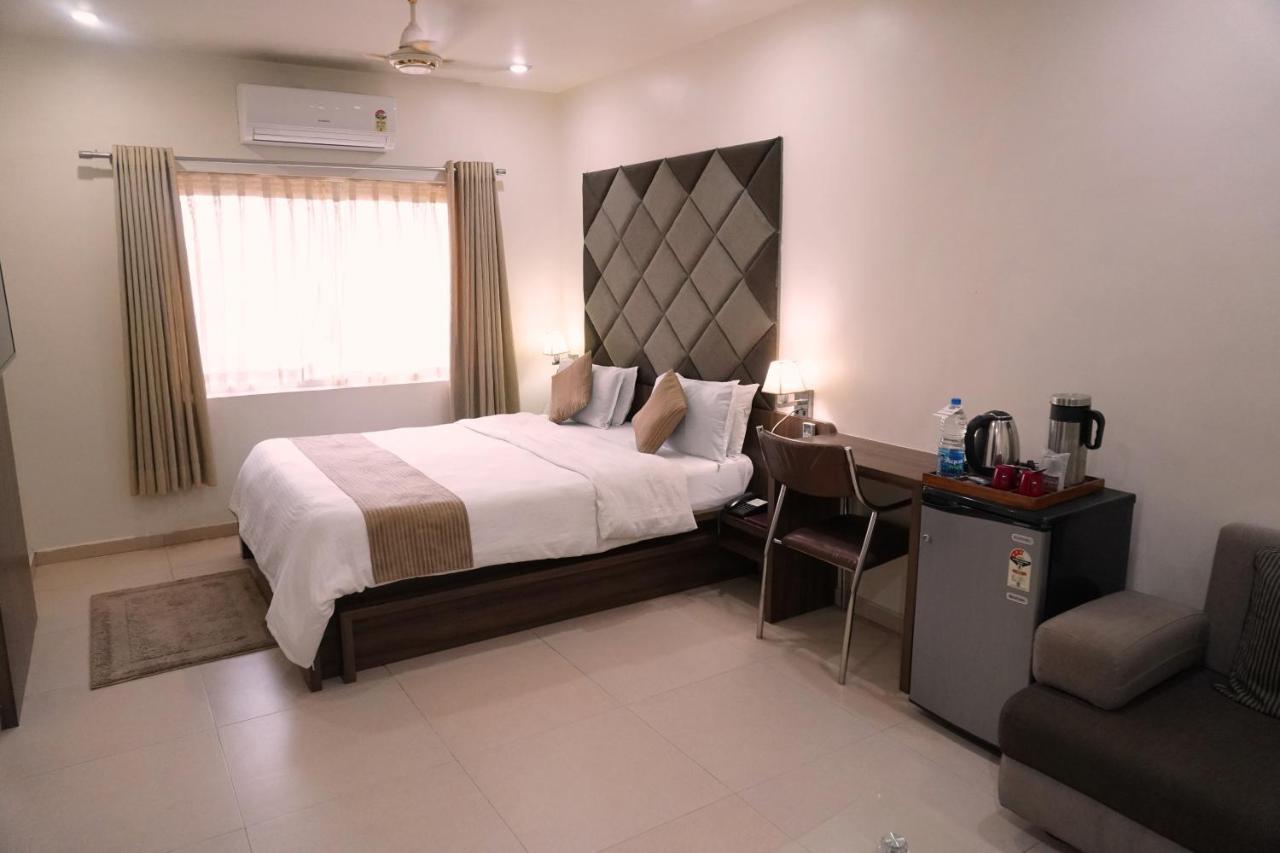 Hotel The Evergrand Palace Rajkot Eksteriør bilde